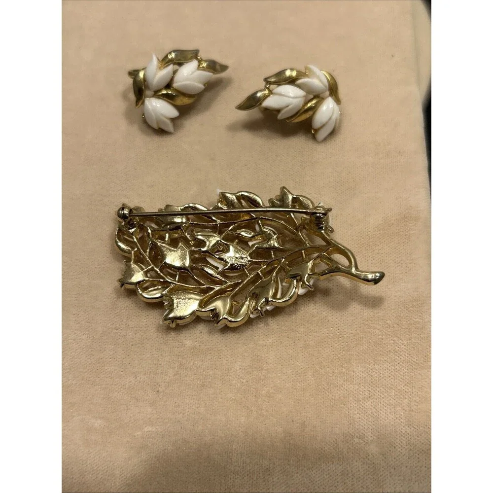 Trifari crown brooch